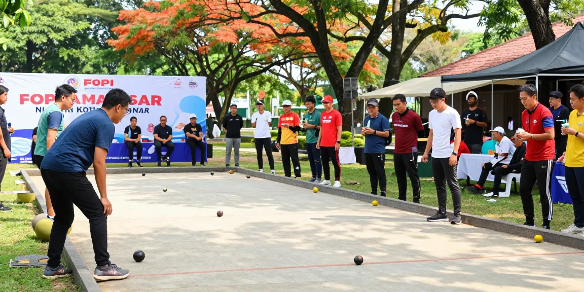 Aktivitas olahraga petanque di fopikotamakassar.org dengan peserta dan penonton meriah di taman.